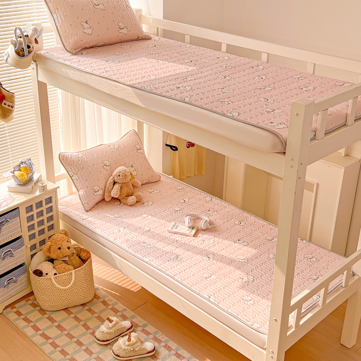 91家纺网 家纺一手货源 找家纺 川悦生活 2026新款大版宿舍凉感丝学生床凉席三件套 粉糯奶狗