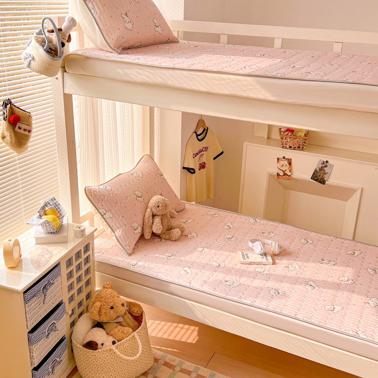 91家纺网 家纺一手货源 找家纺 川悦生活 2026新款大版宿舍凉感丝学生床凉席三件套 粉糯奶狗