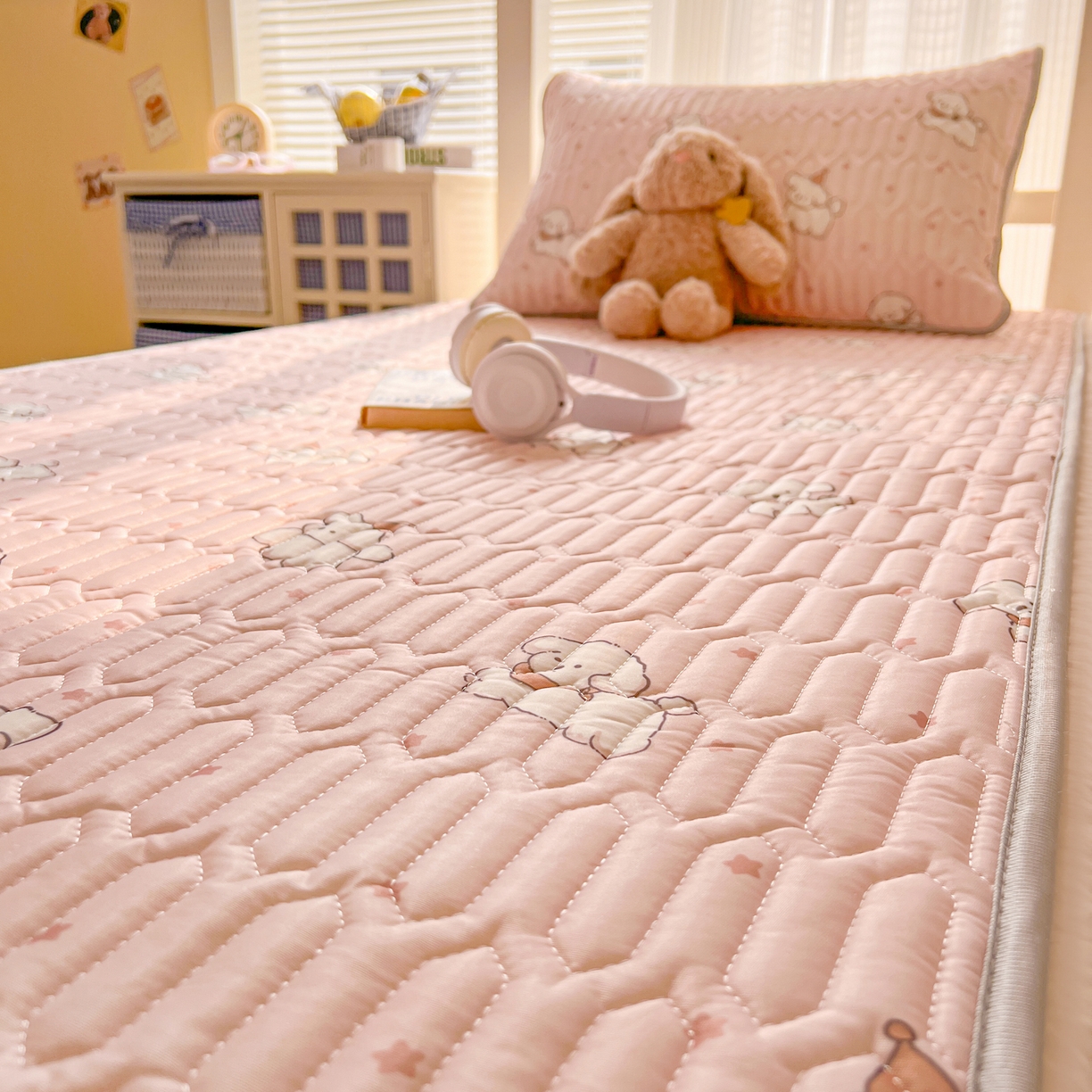 91家纺网 家纺一手货源 找家纺 川悦生活 2026新款大版宿舍凉感丝学生床凉席三件套 粉糯奶狗