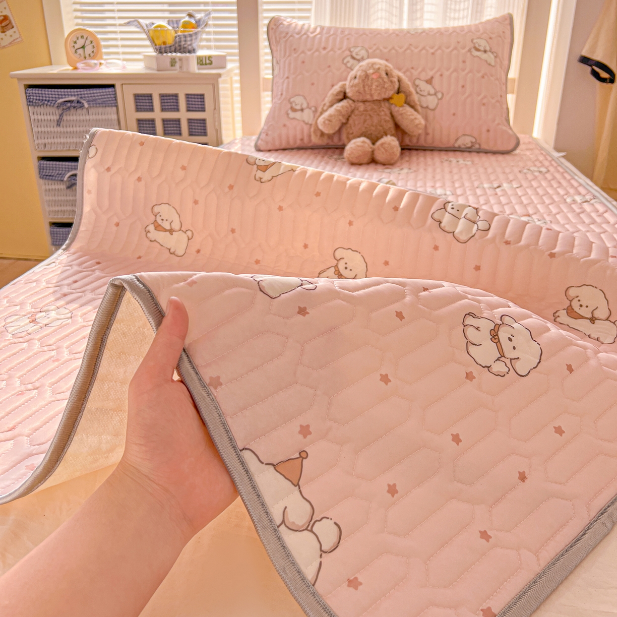 91家纺网 家纺一手货源 找家纺 川悦生活 2026新款大版宿舍凉感丝学生床凉席三件套 粉糯奶狗