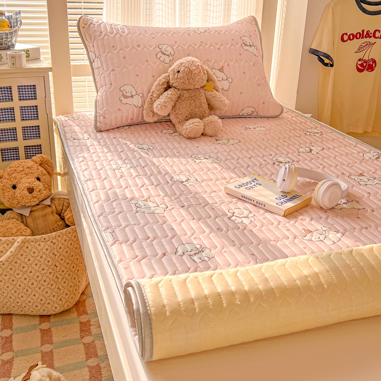 91家纺网 家纺一手货源 找家纺 川悦生活 2026新款大版宿舍凉感丝学生床凉席三件套 粉糯奶狗