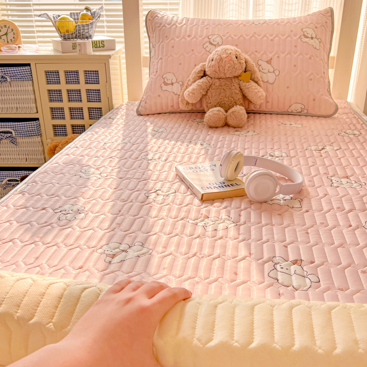 91家纺网 家纺一手货源 找家纺 川悦生活 2026新款大版宿舍凉感丝学生床凉席三件套 粉糯奶狗