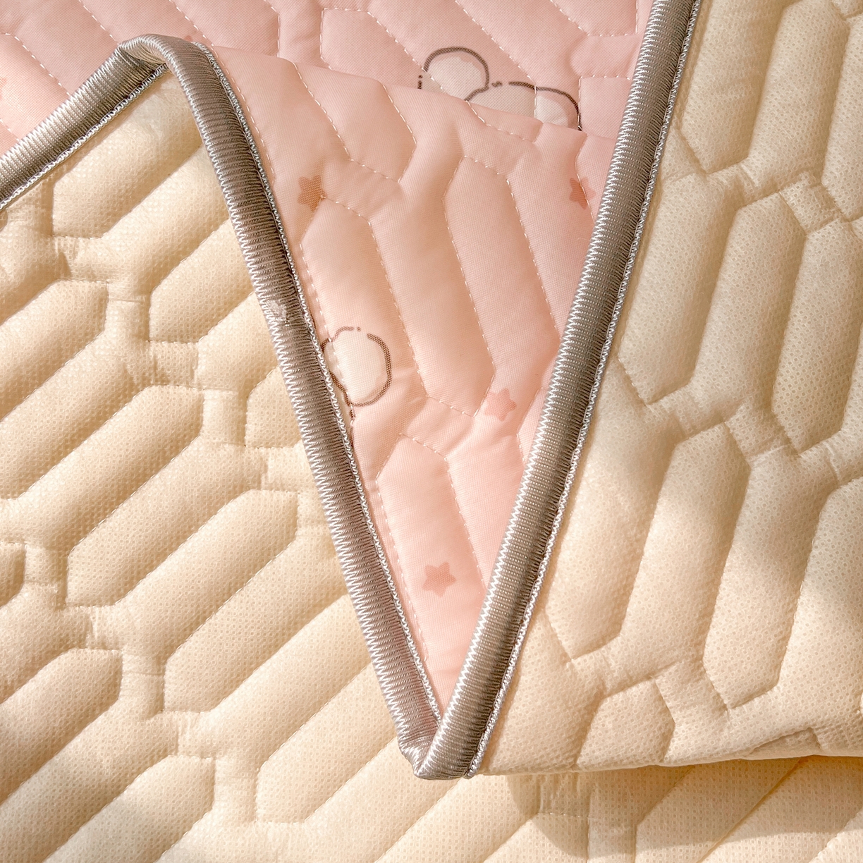 91家纺网 家纺一手货源 找家纺 川悦生活 2026新款大版宿舍凉感丝学生床凉席三件套 粉糯奶狗