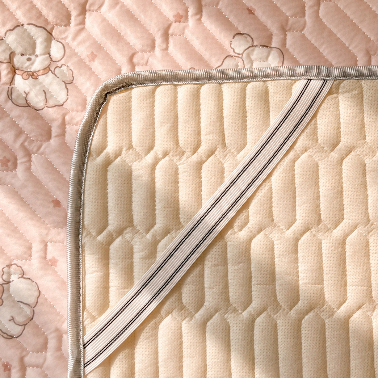 91家纺网 家纺一手货源 找家纺 川悦生活 2026新款大版宿舍凉感丝学生床凉席三件套 粉糯奶狗