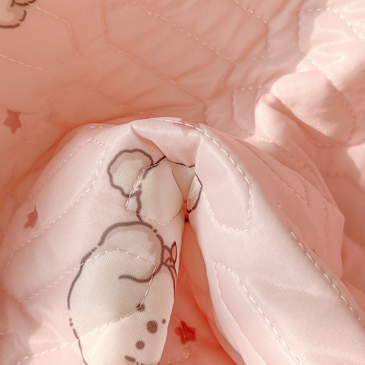 91家纺网 家纺一手货源 找家纺 川悦生活 2026新款大版宿舍凉感丝学生床凉席三件套 粉糯奶狗