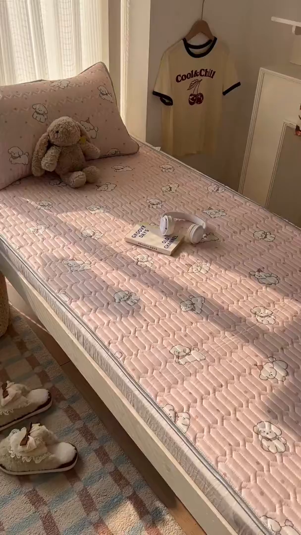 91家纺网 家纺一手货源 找家纺 川悦生活 2026新款大版宿舍凉感丝学生床凉席三件套 粉糯奶狗