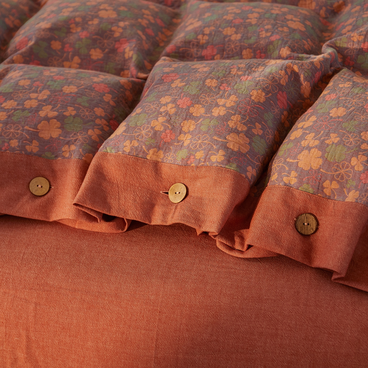 91家纺网 家纺一手货源 找家纺 （总）仰望棉麻双层纱供应链 2026新款全棉色织提花双层纱纽扣款四件套-幸运草