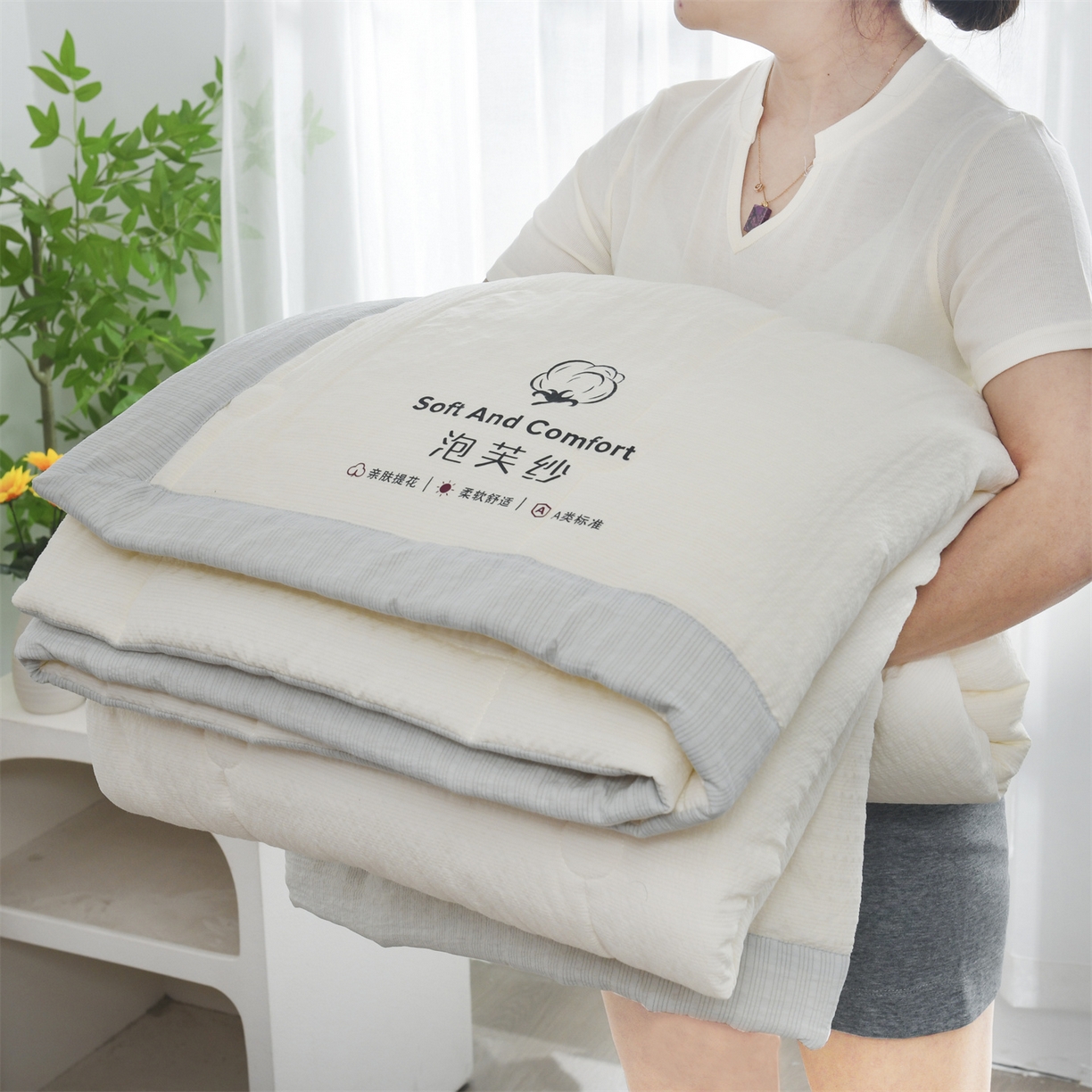 91家纺网 家纺一手货源 找家纺 （总）恋绒家纺 2026新款四季款贴布绣靠枕被抱枕被飞天萌熊