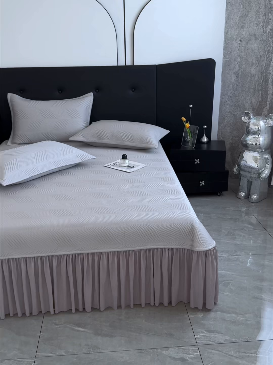 91家纺网 家纺一手货源 找家纺 红夫人 2026新款PE高分子复合凉感席韩版床裙款凉席三件套-冰川 冰川-灰色