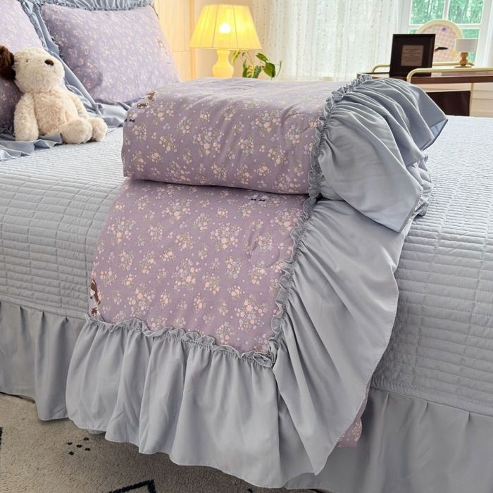 91家纺网 家纺一手货源 找家纺 铠畅 2026新款法式宽边水洗棉泡芙纱床盖款夏被四件套 薰衣草女孩
