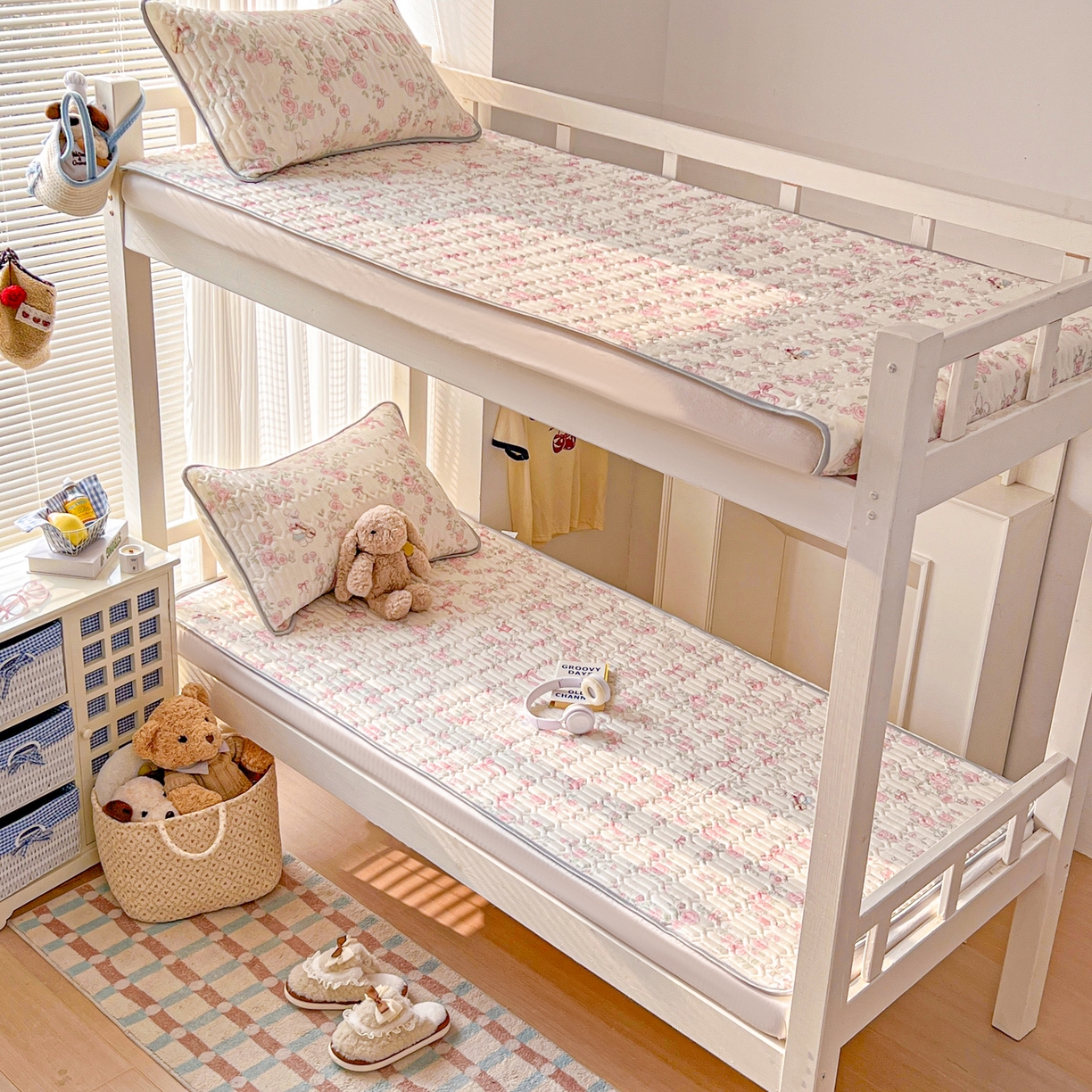 91家纺网 家纺一手货源 找家纺 川悦生活 2026新款大版宿舍凉感丝学生床凉席三件套 粉雾玫瑰