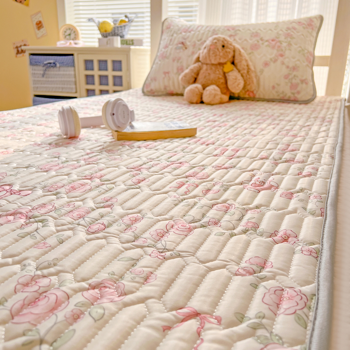 91家纺网 家纺一手货源 找家纺 川悦生活 2026新款大版宿舍凉感丝学生床凉席三件套 粉雾玫瑰