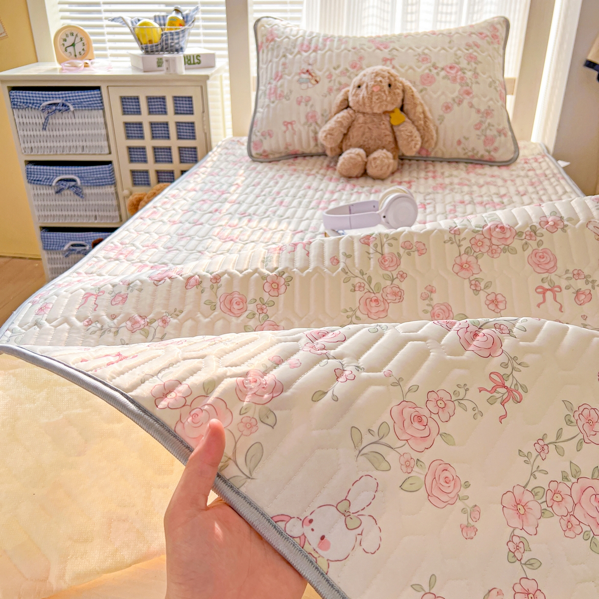 91家纺网 家纺一手货源 找家纺 川悦生活 2026新款大版宿舍凉感丝学生床凉席三件套 粉雾玫瑰