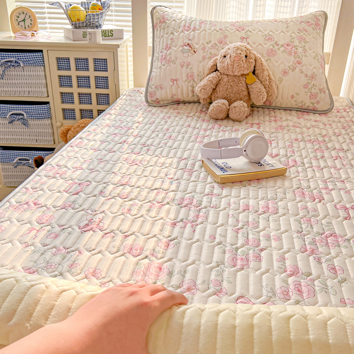 91家纺网 家纺一手货源 找家纺 川悦生活 2026新款大版宿舍凉感丝学生床凉席三件套 粉雾玫瑰