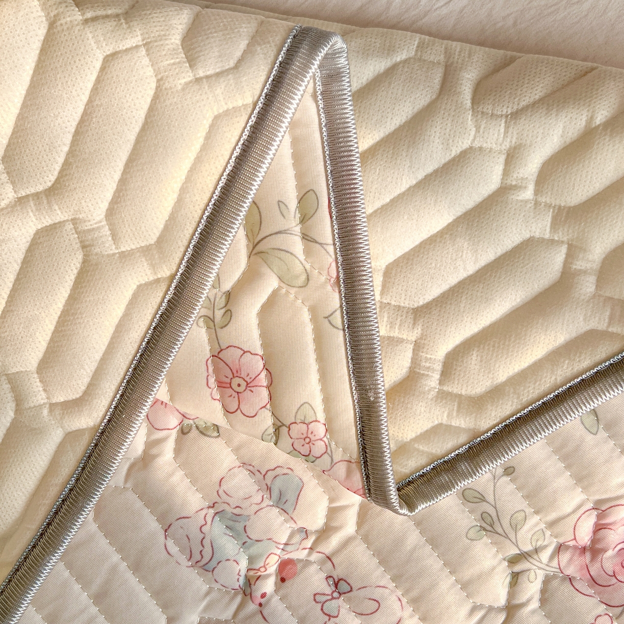 91家纺网 家纺一手货源 找家纺 川悦生活 2026新款大版宿舍凉感丝学生床凉席三件套 粉雾玫瑰