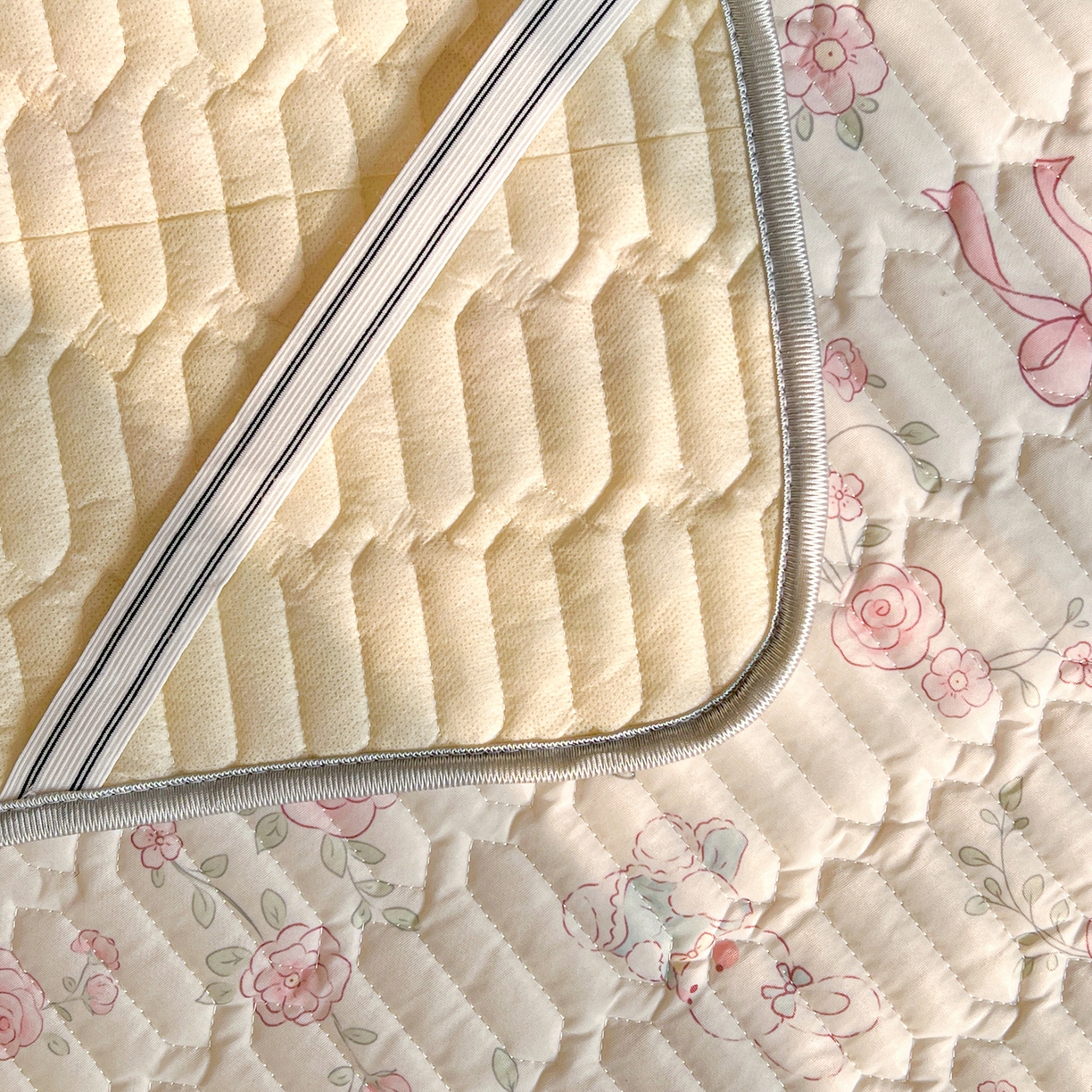 91家纺网 家纺一手货源 找家纺 川悦生活 2026新款大版宿舍凉感丝学生床凉席三件套 粉雾玫瑰