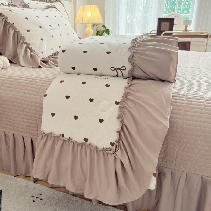 91家纺网 家纺一手货源 找家纺 铠畅 2026新款法式宽边水洗棉泡芙纱床盖款夏被四件套 咖调爱心