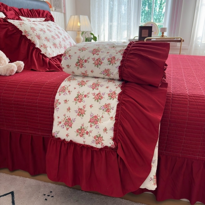 91家纺网 家纺一手货源 找家纺 铠畅 2026新款法式宽边水洗棉泡芙纱床盖款夏被四件套 红韵玫瑰
