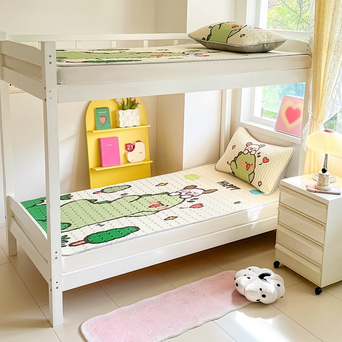 91家纺网 家纺一手货源 找家纺 川悦生活 2026新款大版宿舍凉感丝学生床凉席三件套 哈哈恐龙