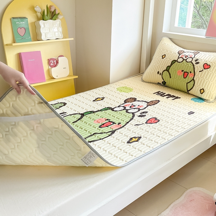 91家纺网 家纺一手货源 找家纺 川悦生活 2026新款大版宿舍凉感丝学生床凉席三件套 哈哈恐龙