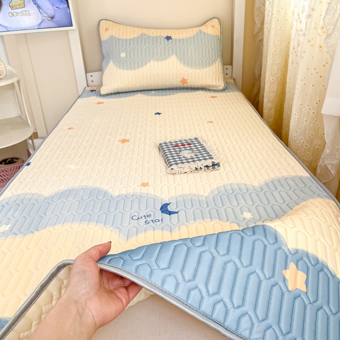 91家纺网 家纺一手货源 找家纺 川悦生活 2026新款大版宿舍凉感丝学生床凉席三件套 海盐星空