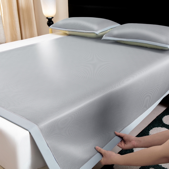 91家纺网 家纺一手货源 找家纺 家喜爱 2026新款碳光冰丝席子三件套加厚复合三明治款冰丝软席平铺席 千鸟格-灰【复合三明治款】