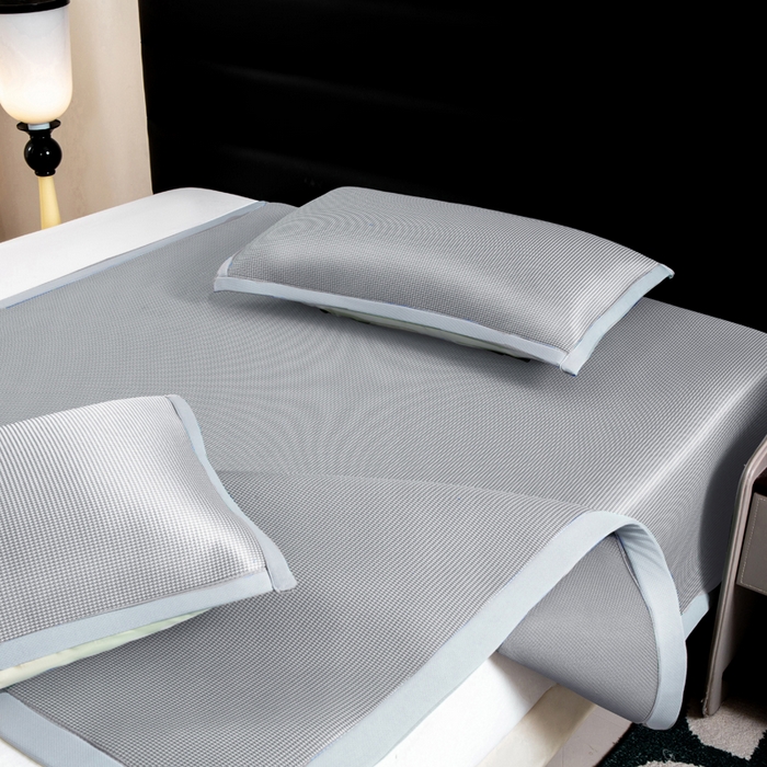 91家纺网 家纺一手货源 找家纺 家喜爱 2026新款碳光冰丝席子三件套加厚复合三明治款冰丝软席平铺席 千鸟格-灰【复合三明治款】