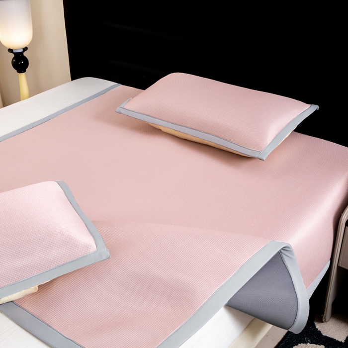 91家纺网 家纺一手货源 找家纺 家喜爱 2026新款碳光冰丝席子三件套加厚复合三明治款冰丝软席平铺席 千鸟格-粉【复合三明治款】