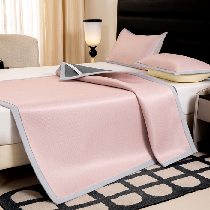 91家纺网 家纺一手货源 找家纺 家喜爱 2026新款碳光冰丝席子三件套加厚复合三明治款冰丝软席平铺席 千鸟格-粉【复合三明治款】