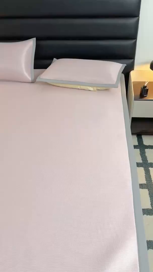 91家纺网 家纺一手货源 找家纺 家喜爱 2026新款碳光冰丝席子三件套加厚复合三明治款冰丝软席平铺席 千鸟格-粉【复合三明治款】