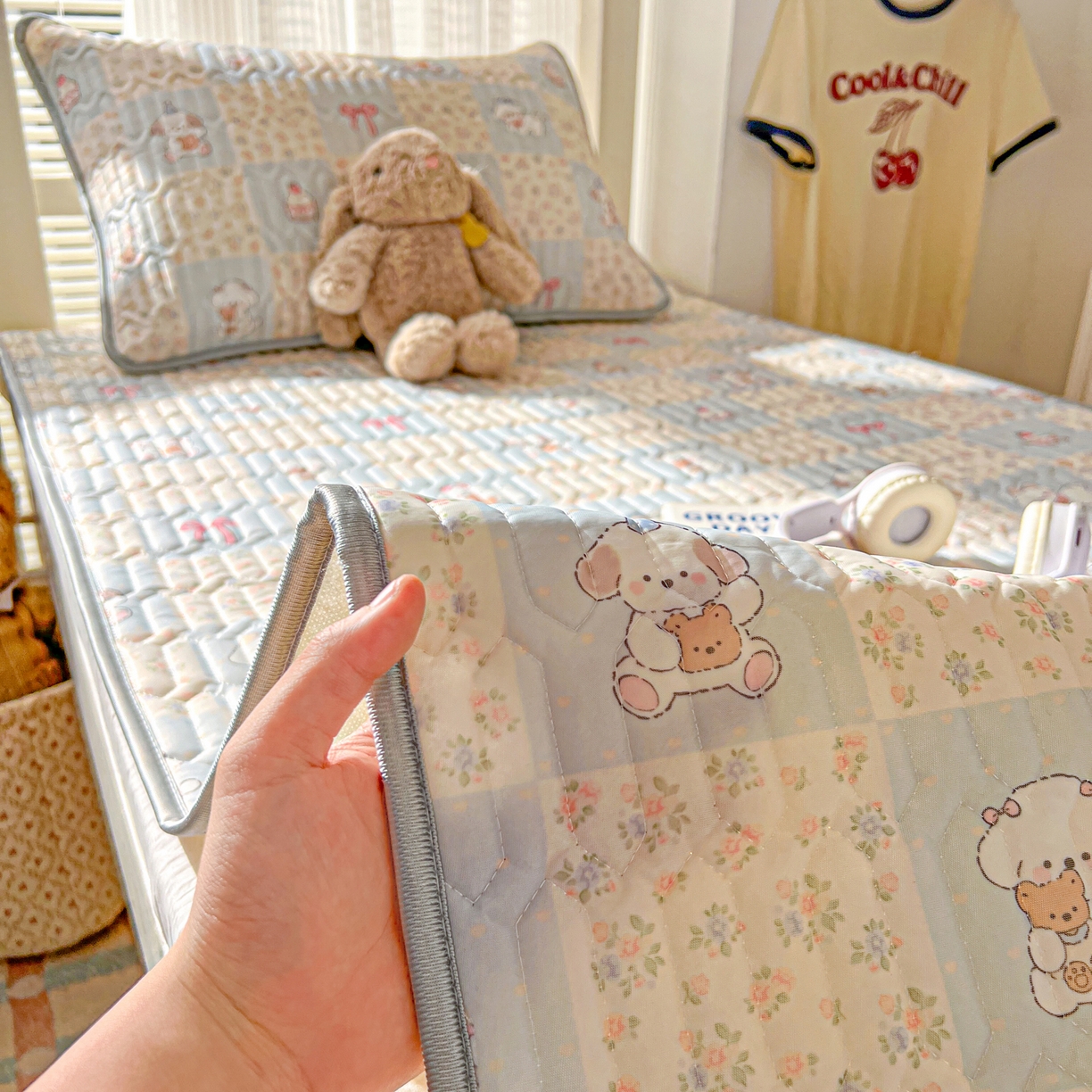 91家纺网 家纺一手货源 找家纺 川悦生活 2026新款大版宿舍凉感丝学生床凉席三件套 蓝格奶狗