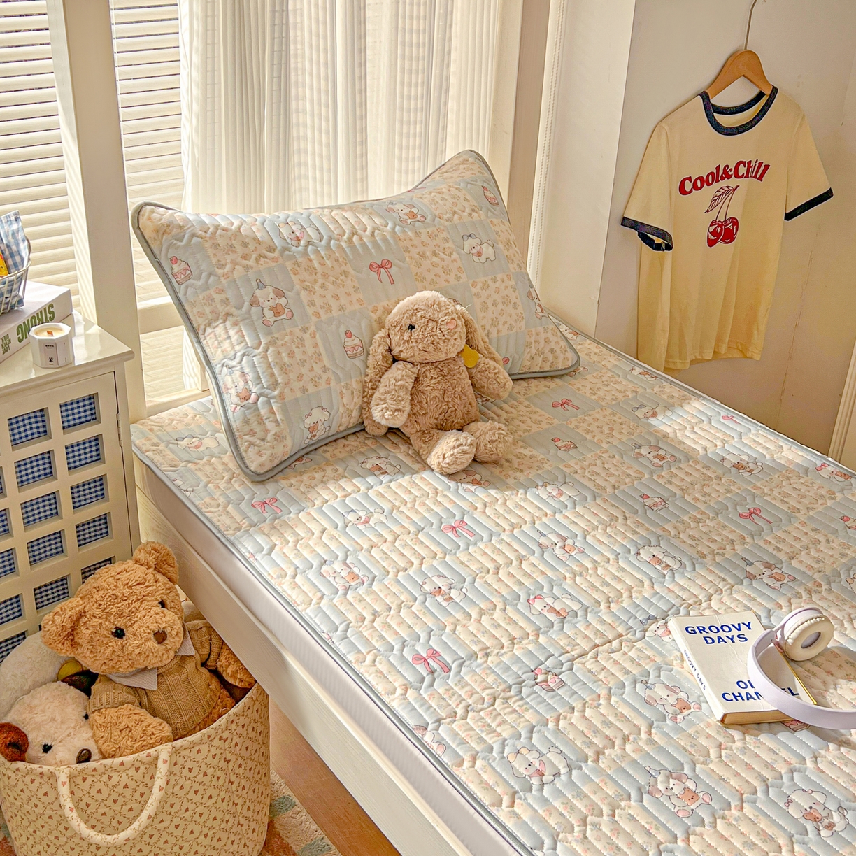 91家纺网 家纺一手货源 找家纺 川悦生活 2026新款大版宿舍凉感丝学生床凉席三件套 蓝格奶狗