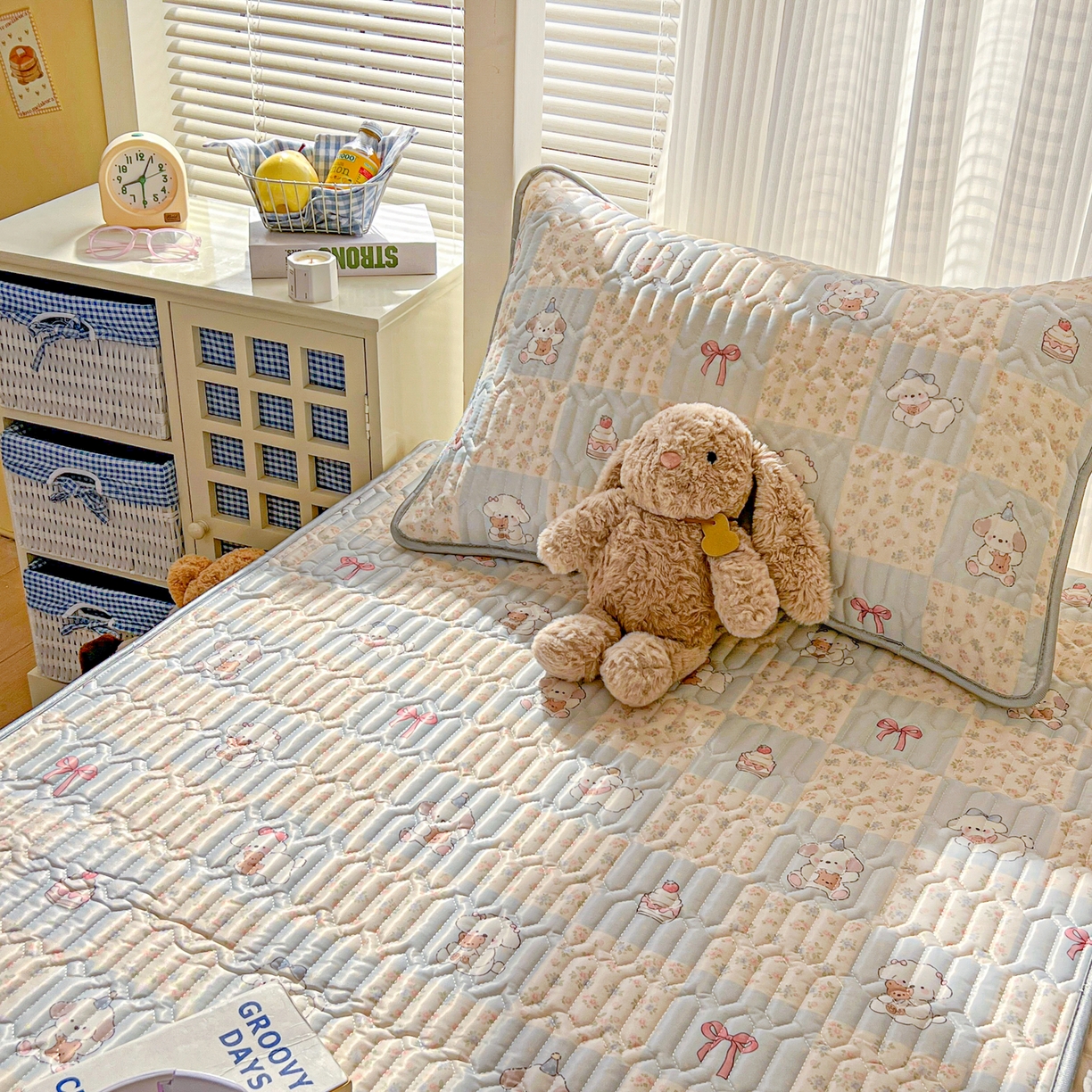 91家纺网 家纺一手货源 找家纺 川悦生活 2026新款大版宿舍凉感丝学生床凉席三件套 蓝格奶狗