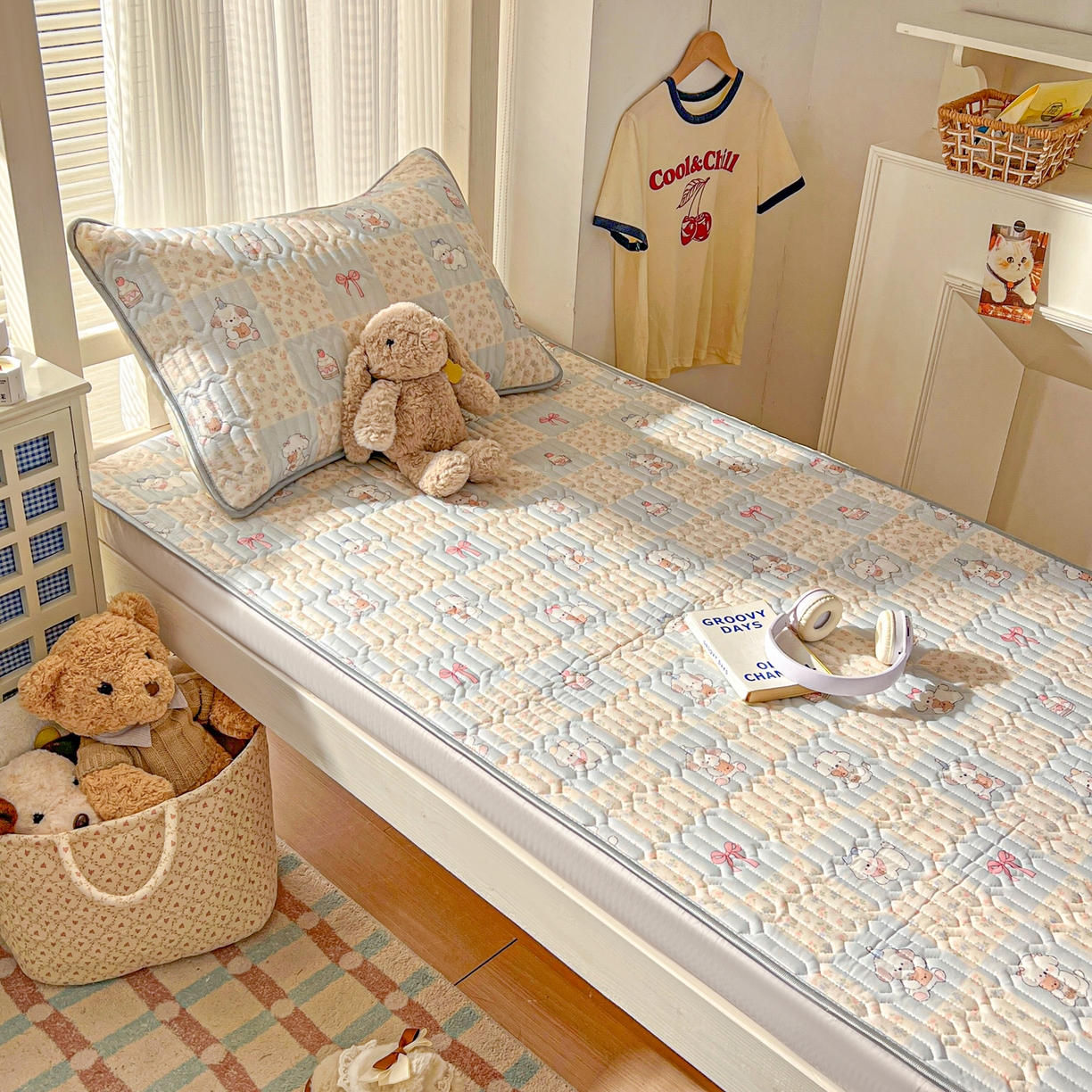 91家纺网 家纺一手货源 找家纺 川悦生活 2026新款大版宿舍凉感丝学生床凉席三件套 蓝格奶狗