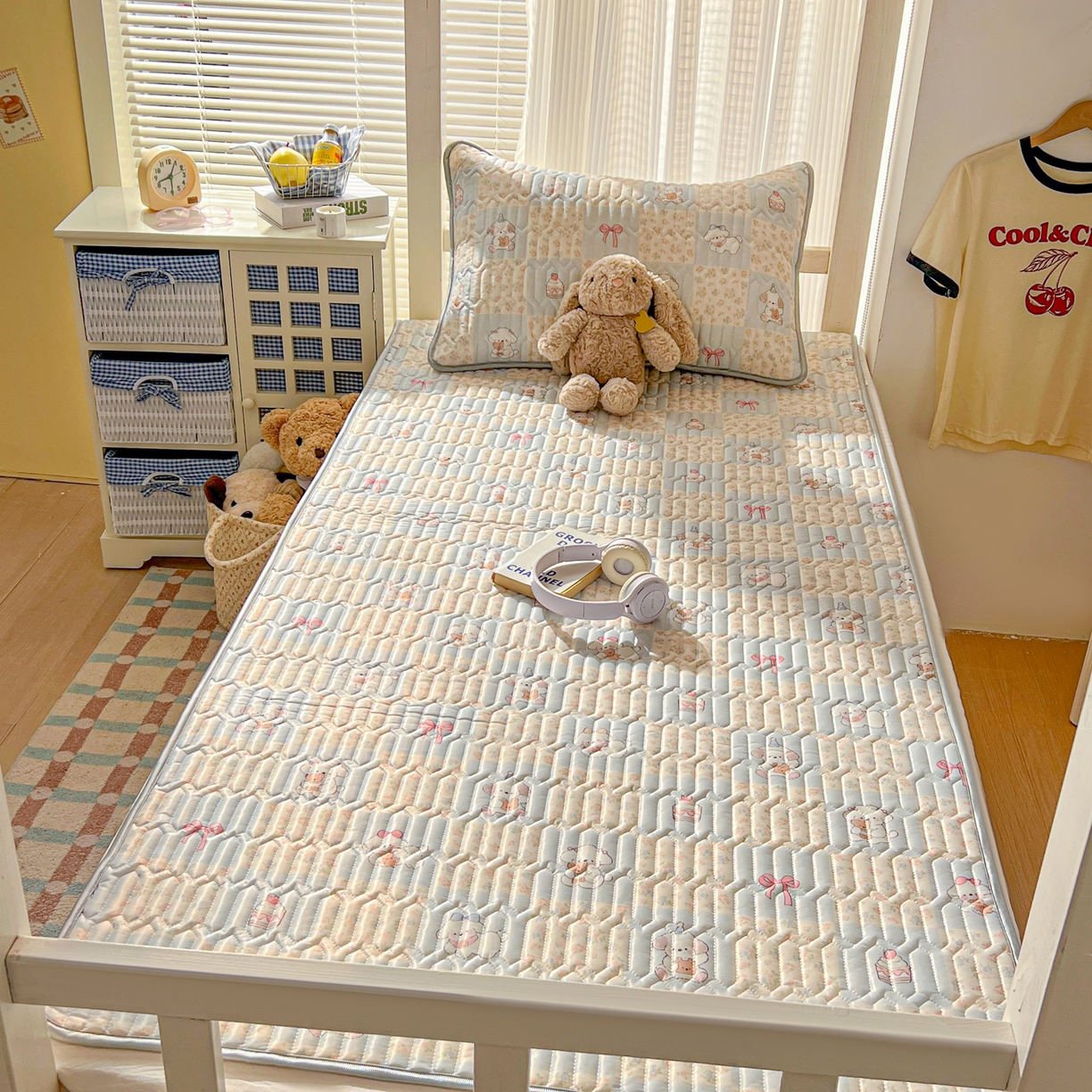 91家纺网 家纺一手货源 找家纺 川悦生活 2026新款大版宿舍凉感丝学生床凉席三件套 蓝格奶狗