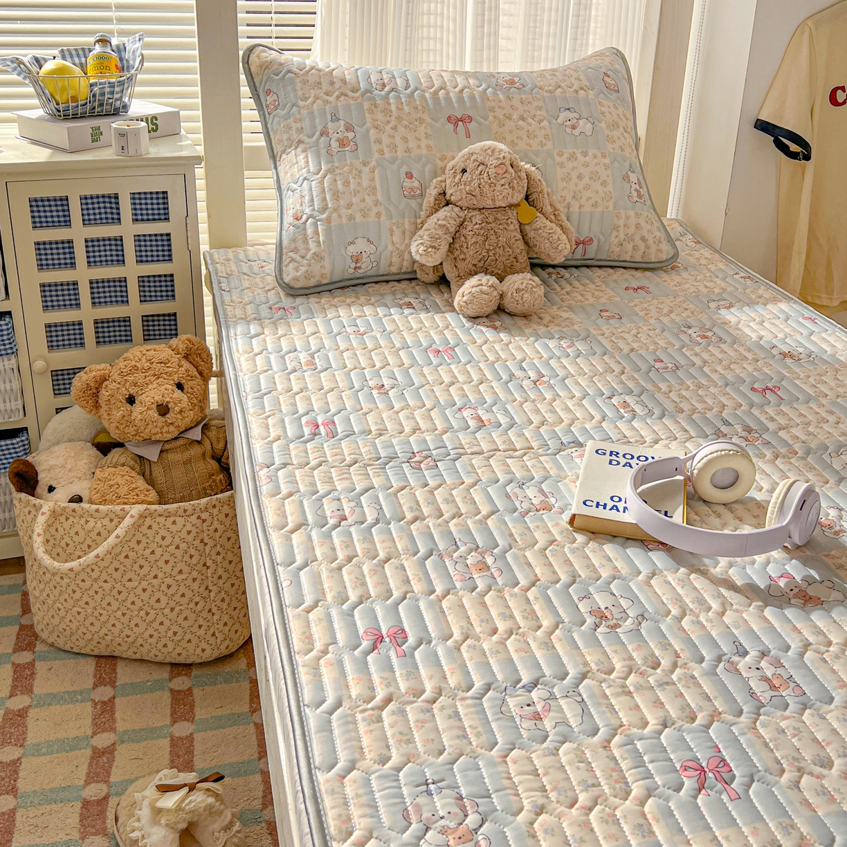 91家纺网 家纺一手货源 找家纺 川悦生活 2026新款大版宿舍凉感丝学生床凉席三件套 蓝格奶狗