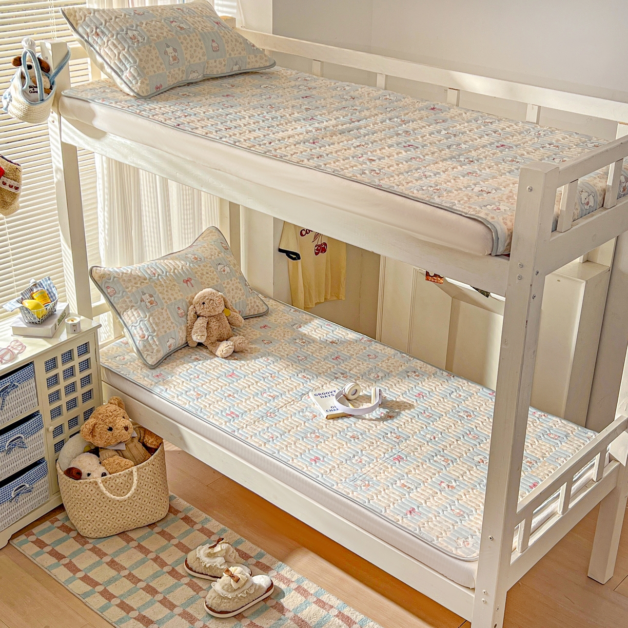 91家纺网 家纺一手货源 找家纺 川悦生活 2026新款大版宿舍凉感丝学生床凉席三件套 蓝格奶狗