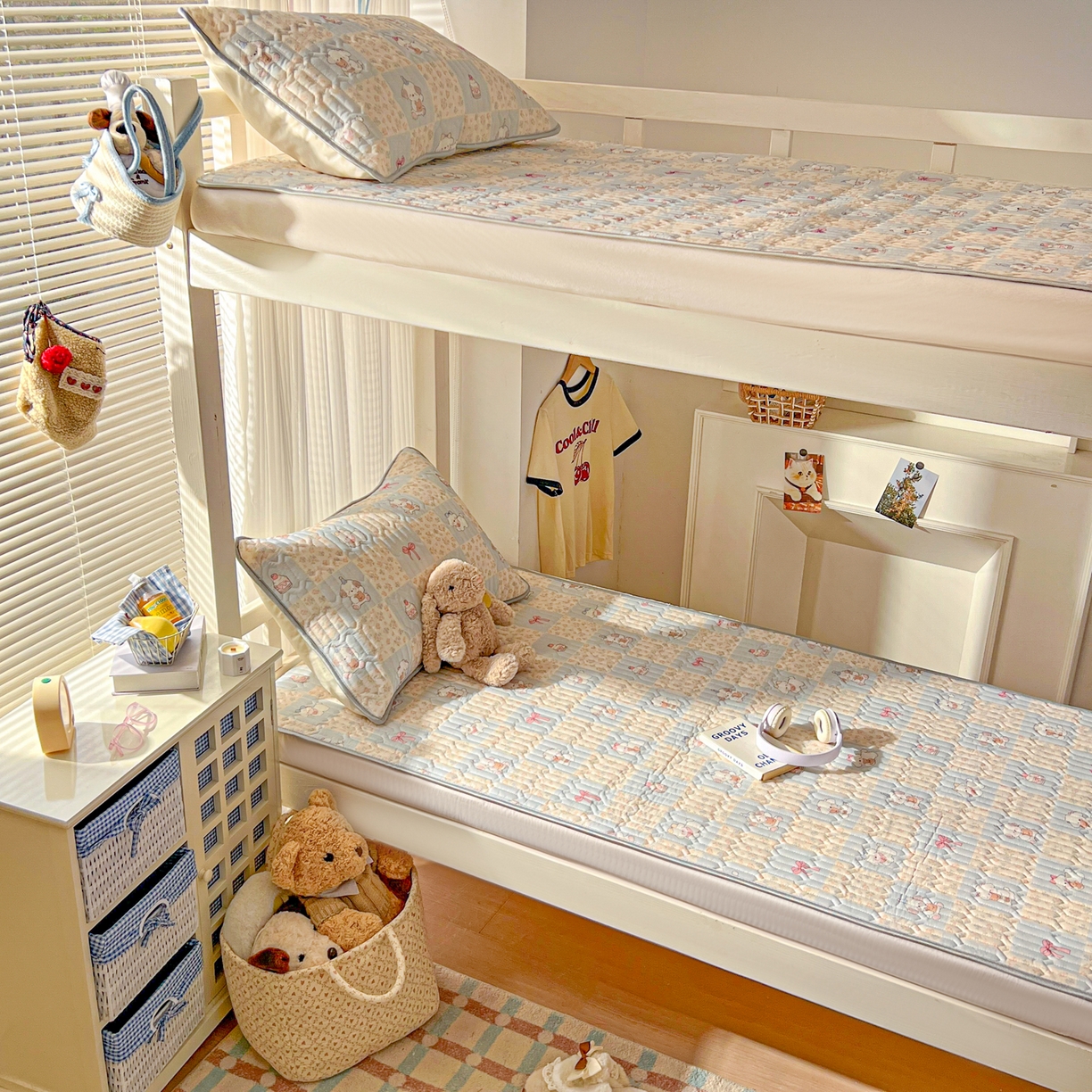 91家纺网 家纺一手货源 找家纺 川悦生活 2026新款大版宿舍凉感丝学生床凉席三件套 蓝格奶狗