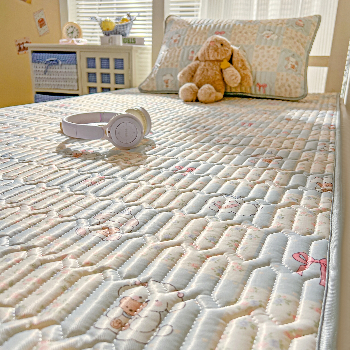 91家纺网 家纺一手货源 找家纺 川悦生活 2026新款大版宿舍凉感丝学生床凉席三件套 蓝格奶狗