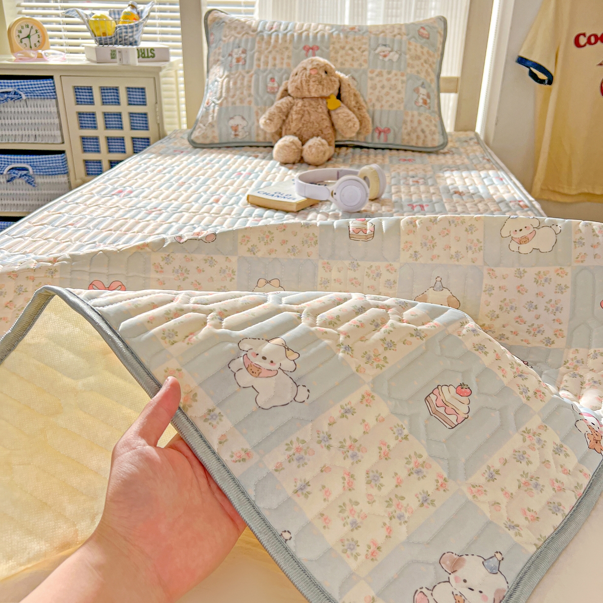 91家纺网 家纺一手货源 找家纺 川悦生活 2026新款大版宿舍凉感丝学生床凉席三件套 蓝格奶狗