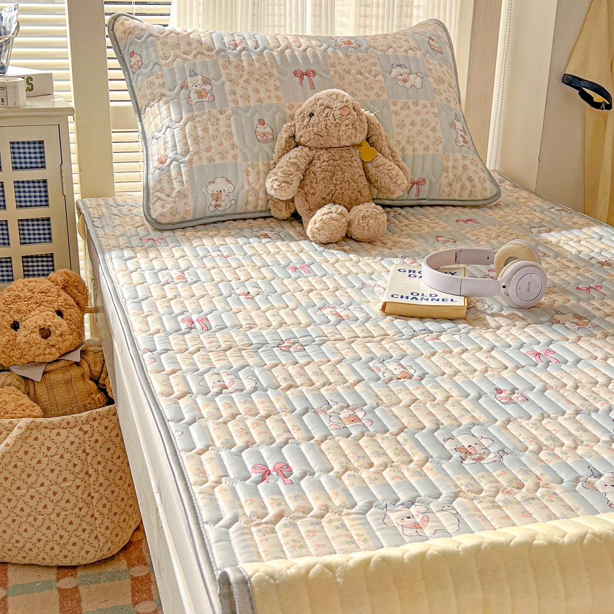 91家纺网 家纺一手货源 找家纺 川悦生活 2026新款大版宿舍凉感丝学生床凉席三件套 蓝格奶狗