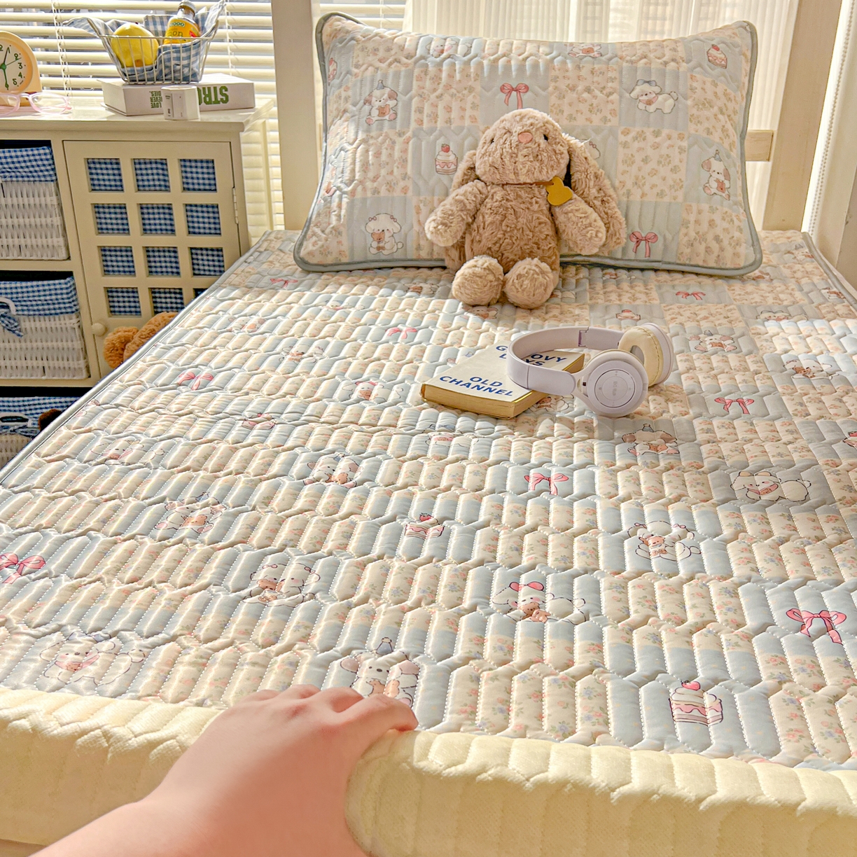 91家纺网 家纺一手货源 找家纺 川悦生活 2026新款大版宿舍凉感丝学生床凉席三件套 蓝格奶狗