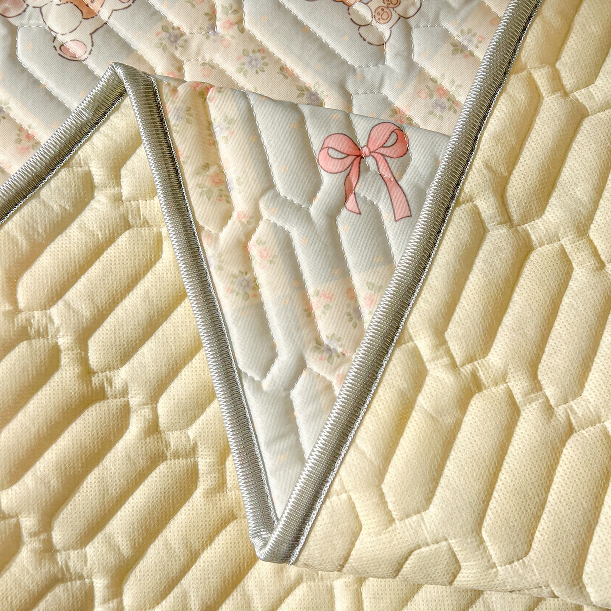 91家纺网 家纺一手货源 找家纺 川悦生活 2026新款大版宿舍凉感丝学生床凉席三件套 蓝格奶狗