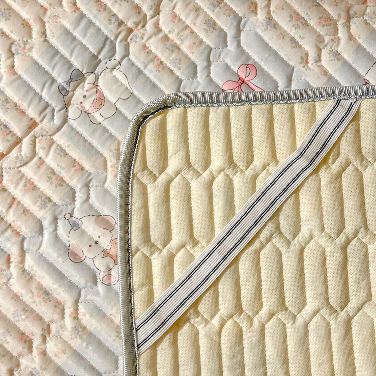 91家纺网 家纺一手货源 找家纺 川悦生活 2026新款大版宿舍凉感丝学生床凉席三件套 蓝格奶狗