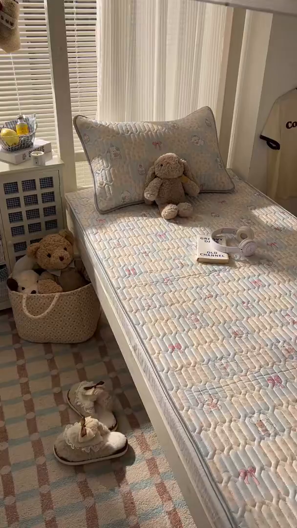 91家纺网 家纺一手货源 找家纺 川悦生活 2026新款大版宿舍凉感丝学生床凉席三件套 蓝格奶狗