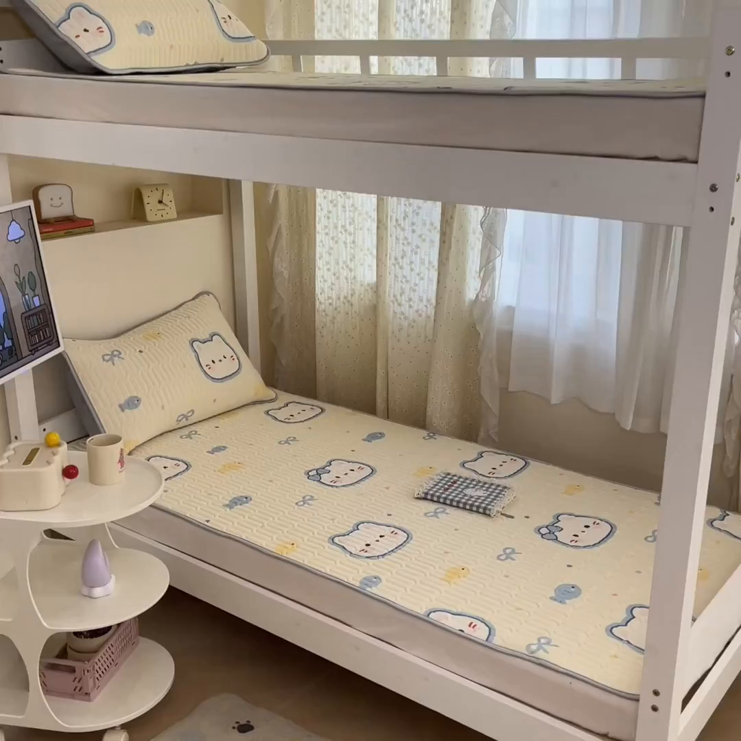 91家纺网 家纺一手货源 找家纺 川悦生活 2026新款大版宿舍凉感丝学生床凉席三件套 猫猫酱