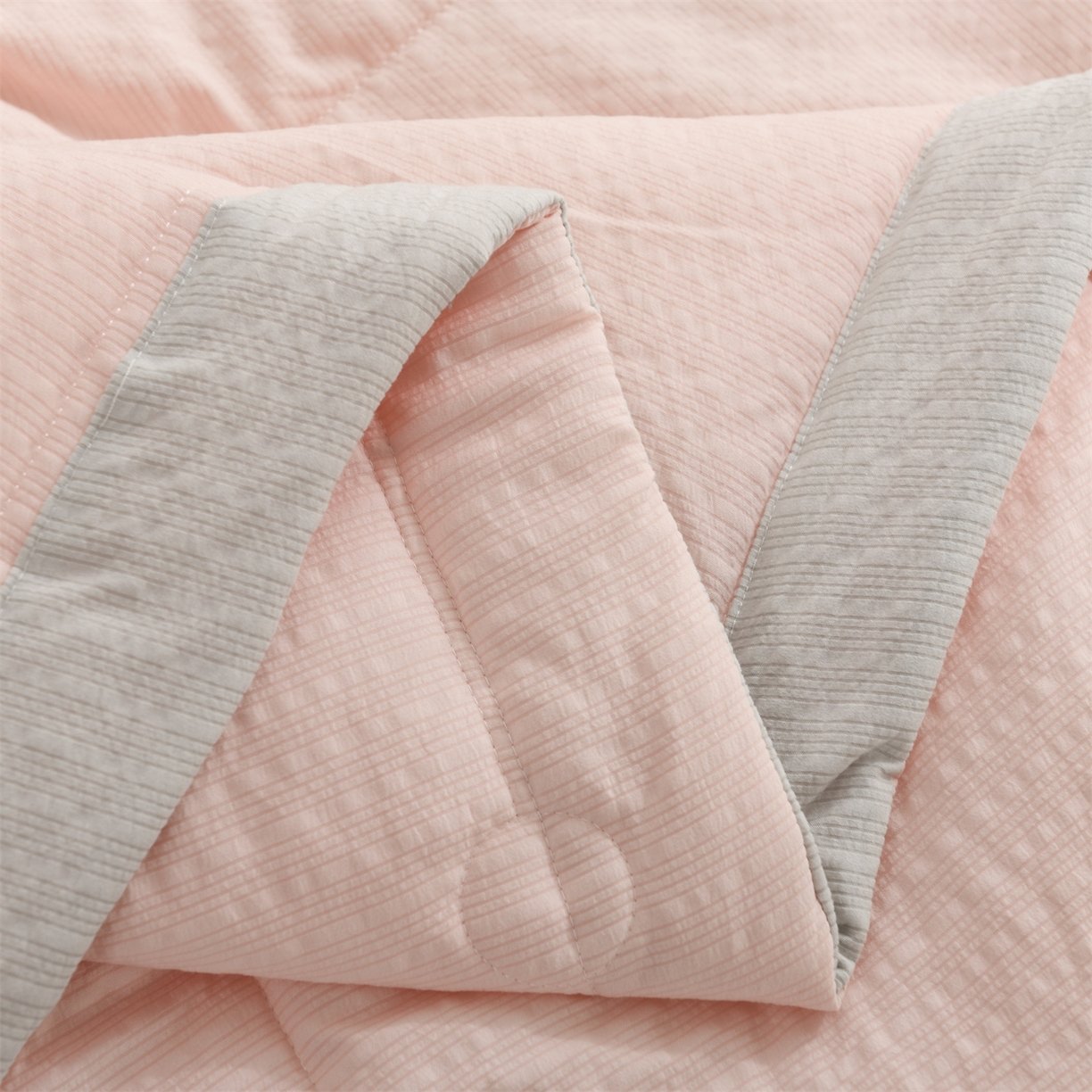 91家纺网 家纺一手货源 找家纺 恋绒家纺 2026春夏新款泡芙纱双层纱泡泡提花皱皱纱夏被夏凉被空调被 浅粉