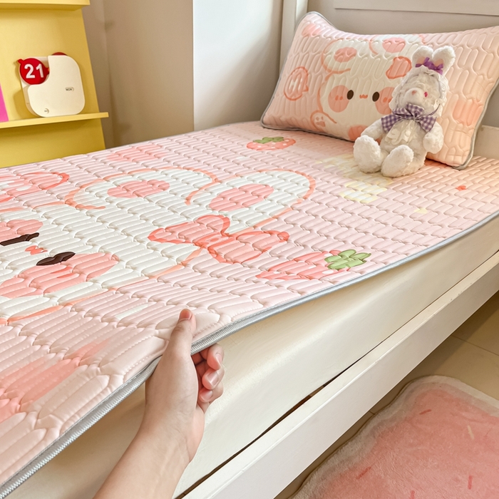 91家纺网 家纺一手货源 找家纺 川悦生活 2026新款大版宿舍凉感丝学生床凉席三件套 蜜莓小兔