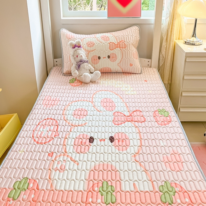 91家纺网 家纺一手货源 找家纺 川悦生活 2026新款大版宿舍凉感丝学生床凉席三件套 蜜莓小兔