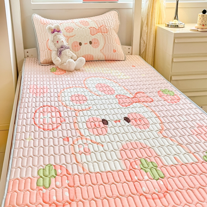 91家纺网 家纺一手货源 找家纺 川悦生活 2026新款大版宿舍凉感丝学生床凉席三件套 蜜莓小兔